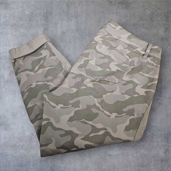 Torrid Twill Aviator Cuffed Crop Pants Green Camo Side Trim Size‎ 18 Women's D87 - Picture 1 of 10